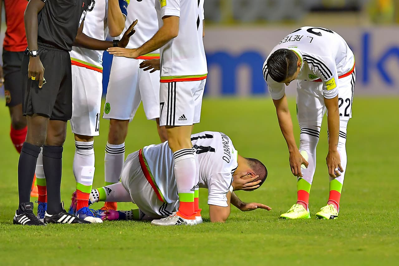 Como casi todos los partidos de Concacaf el juego fue muy ríspido. Aquí Chicharito se recupera de un golpe en la cara.