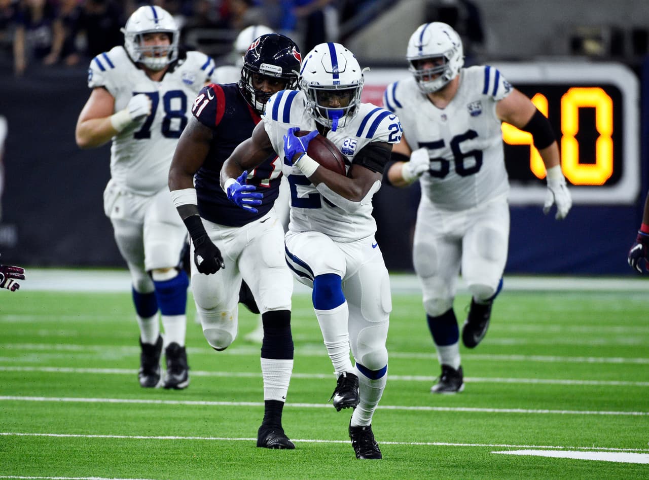 <b>Último cuarto: </b>Marlon Mack logró un acarreo de 26 yardas y dicha jugada selló la victoria en contra de los Texans
<b> (Colts 21-7 Texans)</b>
<br>