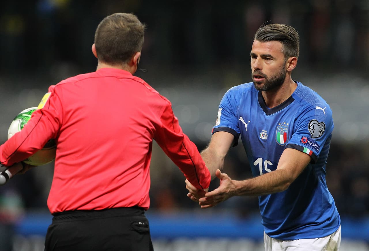 Barzagli, que vistió la camiseta de la selección por diez años, aseguró que ahora le tocará a los jóvenes levantarse de un momento muy negativo y doloroso.