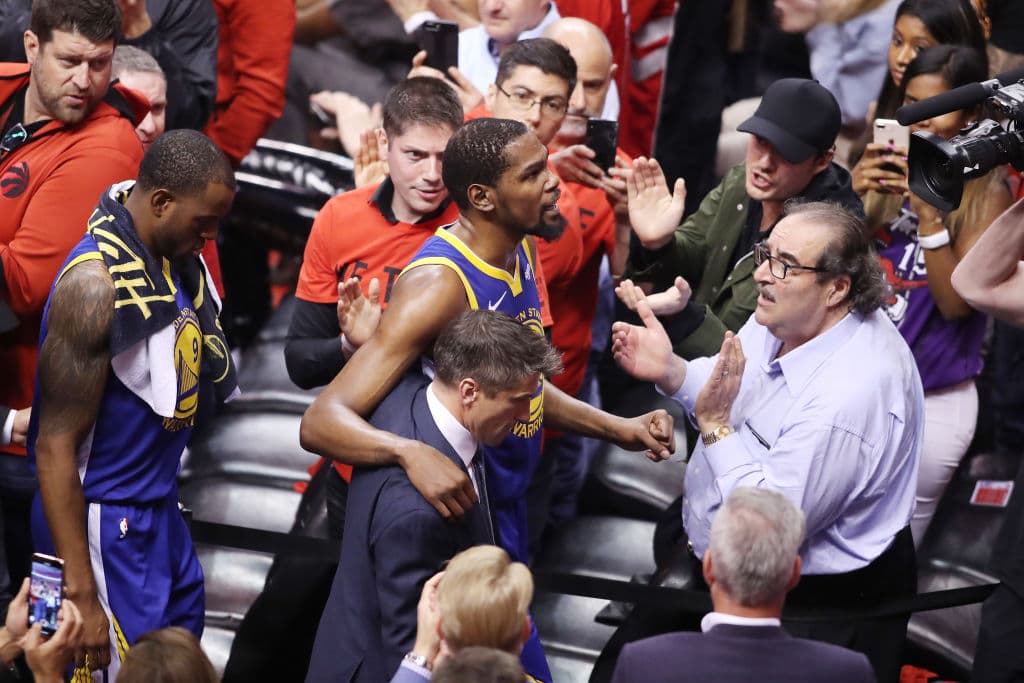 Entonces Kevin fue ayudado a salir de la cancha por sus compañeros y un entrenador asistente mientras los aficionados de Toronto coreaban 'KD, KD'.