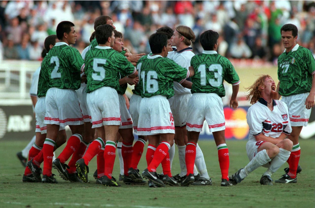 Ramón Ramírez agrede a Alexi Lalas con una patada, directa a sus partes nobles, en medio de “la mele” entre jugadores de ambas selecciones luego de que se desbordaran las pasiones.