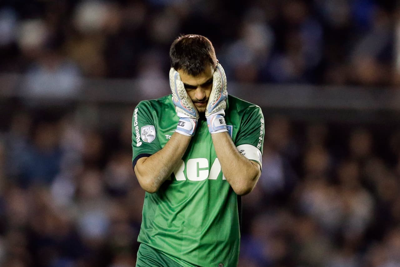 Sebastián Saja, arquero de Racing de Argentina, se lamenta luego de que su equipo desperdició una oportunidad de gol ante Atlético Mineiro, en la ida de los octavos de final de la Copa Libertadores, el miércoles 27 de abril de 2016 (AP Foto/Víctor R. Caivano)