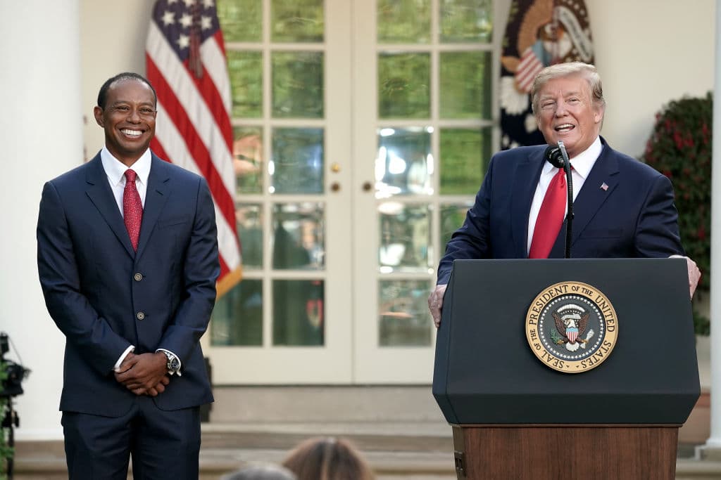 El Presidente de Estados Unidos de América Donald Trump entregó este lunes al golfista Tiger Woods la Medalla Presidencial de la Libertad, el mayor reconocimiento civil en EEUU, situación que ha generado controversia sobre si entra en juego la predilección del Mandatario por el golf y en coincidencia con el logro de Woods al ganar la edición 2019 del Masters, por encima de otros candidatos más prototípicos para adjudicarse la presea. Estas son las imágenes de la ceremonia.