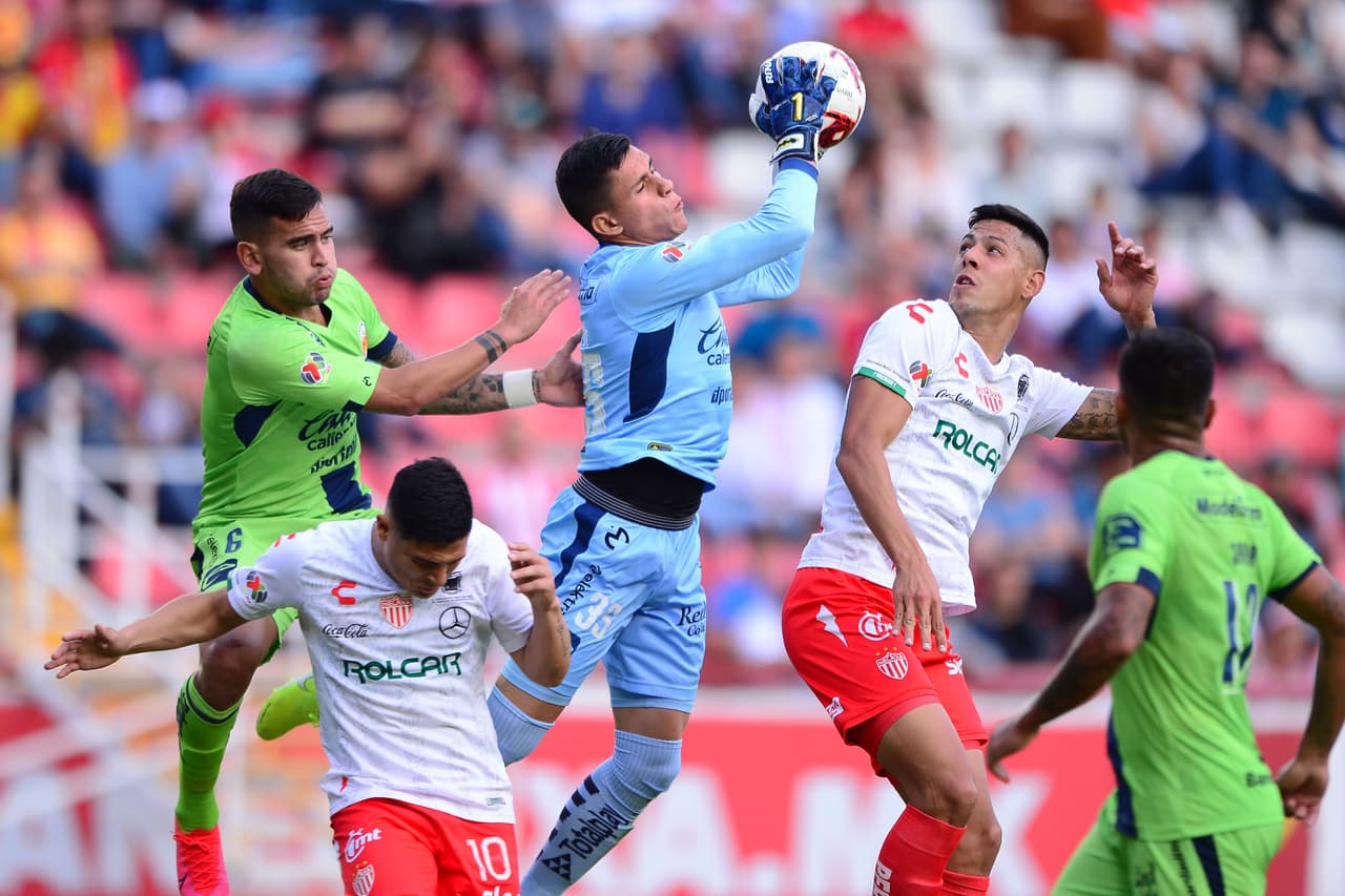 Necaxa 
<b>1-2</b> Morelia | Monarcas aguantó todo el segundo tiempo y sacó una importante victoria.