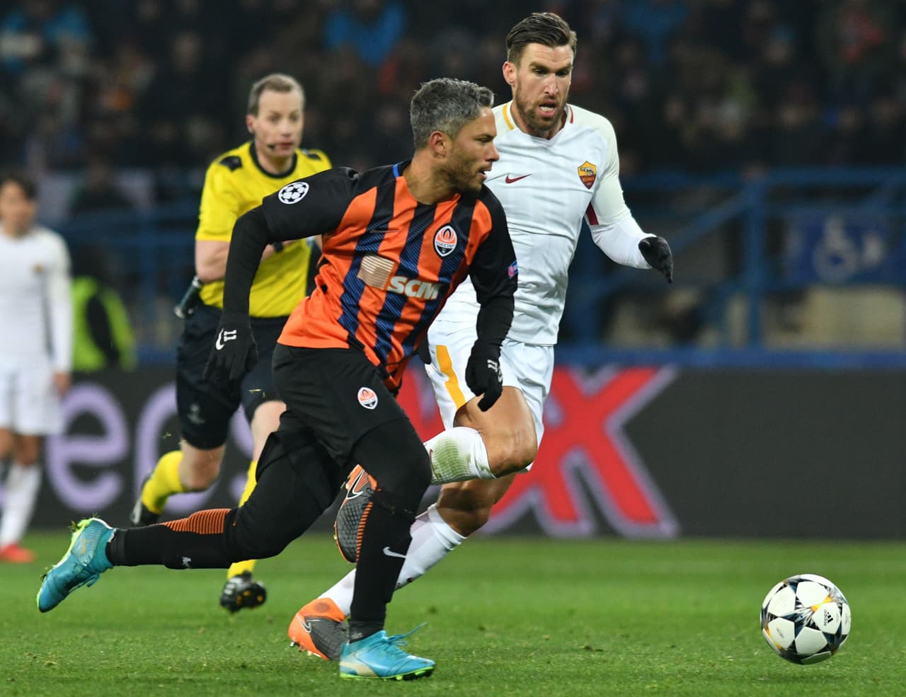 Pero los locales no querían ceder y ya sabían cómo darle sorpresas a los italianos, por lo que desde muy temprano en el segundo tiempo tomaron la iniciativa.