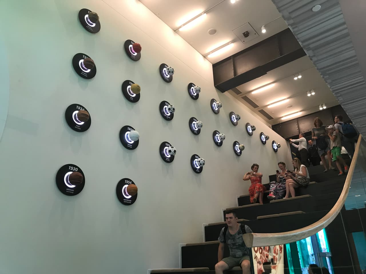 Los balones de todas las ediciones de las Copas del Mundo, desde Uruguay 1930, tienen cabida en una de las paredes del recinto.