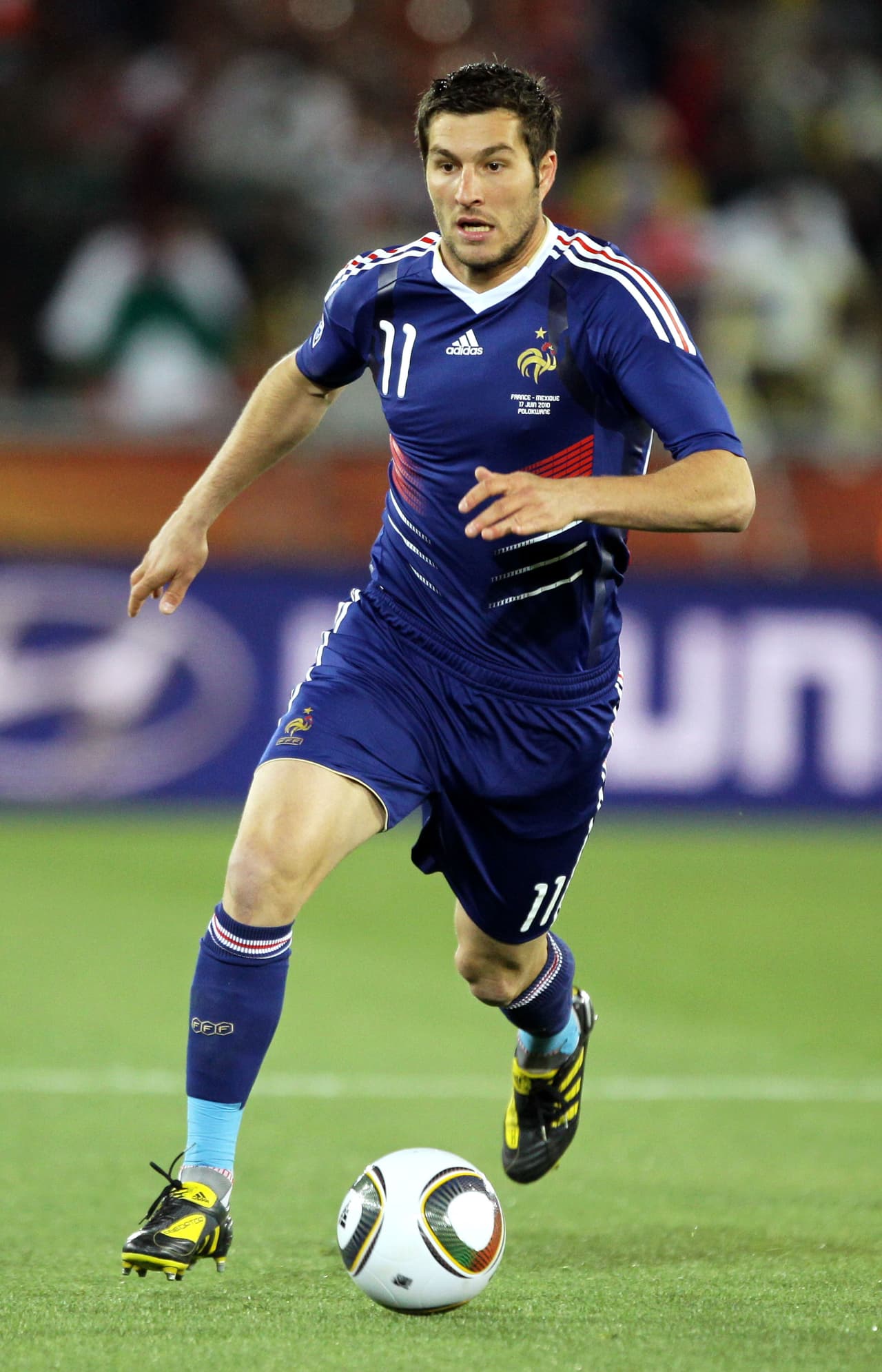 Pero a pesar de sus condiciones sufrió de lesiones en los tobillos por lo que fue cedido al Pau FC, de la Tercera División de Francia.