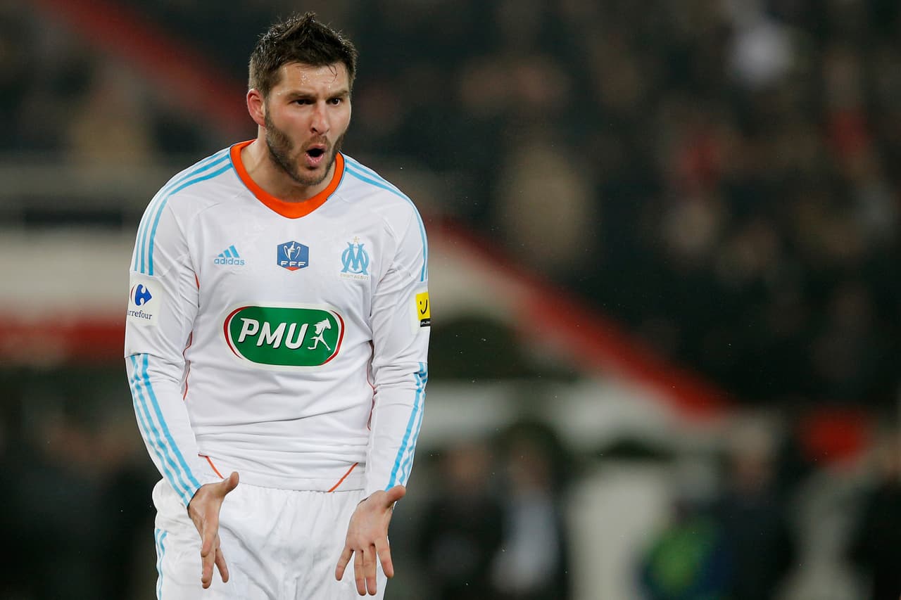 Pero una pelota siempre lo acompañaba a donde se dirigiera y su pasión por el fútbol era sobresaliente, en sus inicios incluso se decía que tenía muchas más condiciones que Benzema.