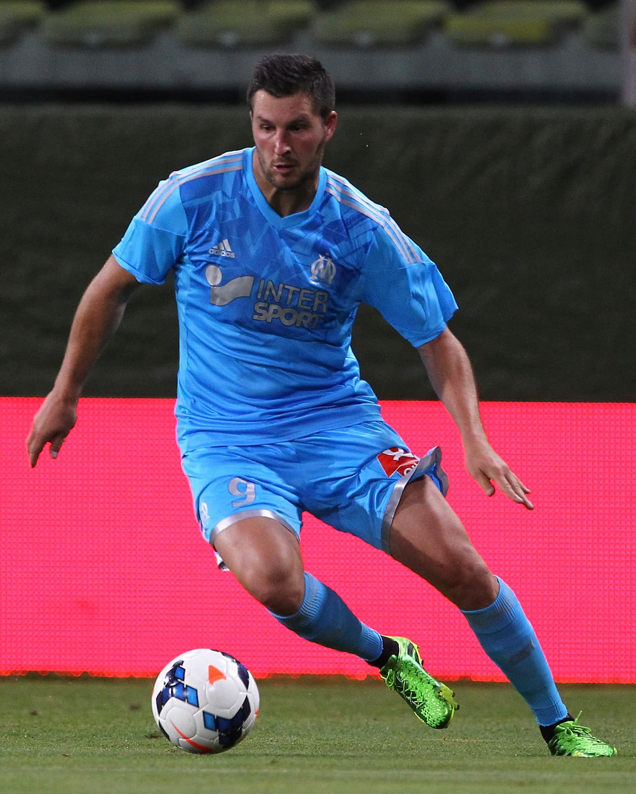 Gignac era pretendido por el Arsenal de Inglaterra pero decidió firmar con los Tigres en una aventura completamente distinta para su idioma, su cultura y hasta su fútbol.