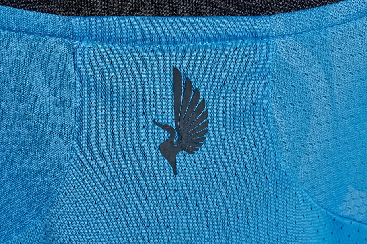 Esta atractiva camiseta ya está a la venta en los comercios habituales y a través de otros puntos de venta empleados por Minnesota United FC de manera frecuente.
<br>