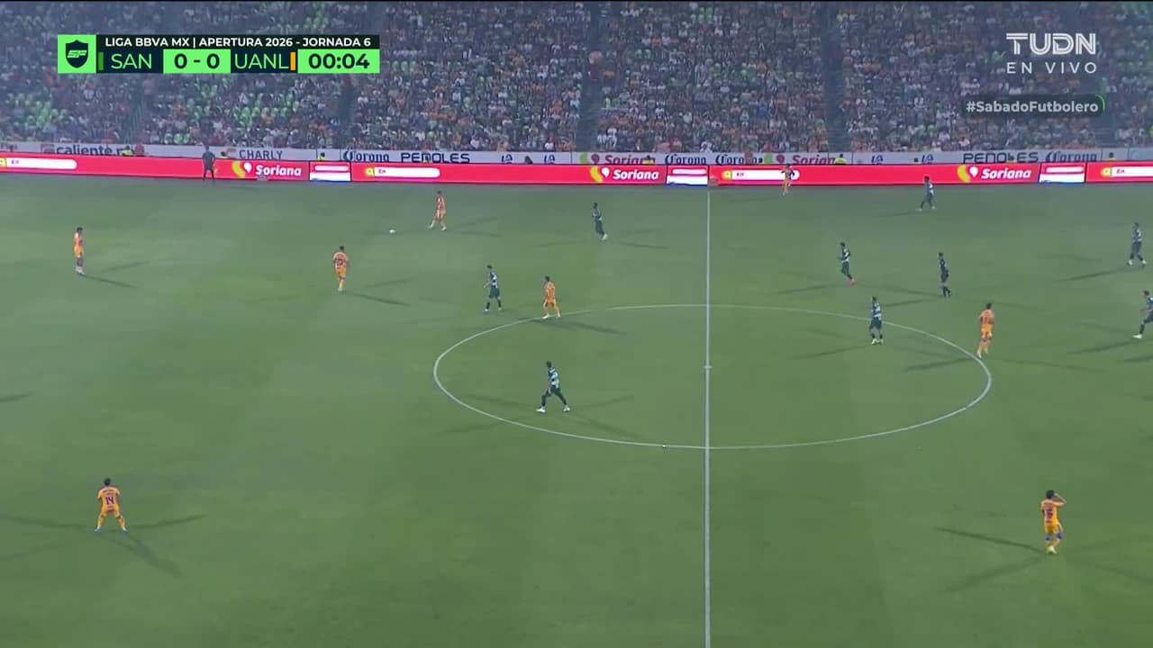 Arranca el partido y la pelota está en juego.