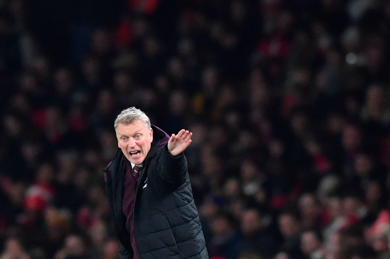 David Moyes buscó alternativasy al minuto 20 del segundo tiempo sustituyó al 'Chicharito' por Diafra Sakho y a Aaron Cresswell por Andy Carroll.