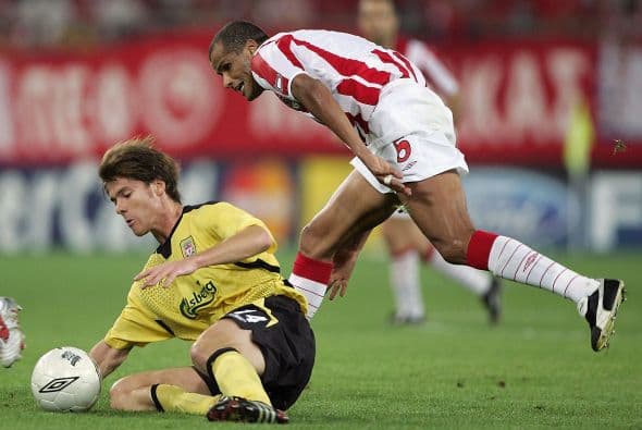 Tras un breve regreso a Brasil, el mediocampista fichó en la liga griega para Olympiacos, equipo con el que tuvo tres extiosas temporadas que incluyeron un título. Al final, sin embargo, su edad llevó a que dejara el equipo del Pireo.