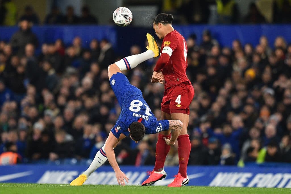 Giroud levanta de más la pierna e impacta con el rostro de Virgil van Dijk.