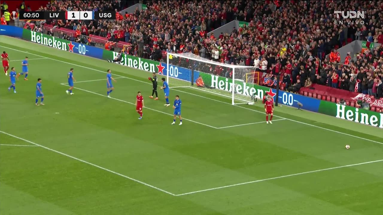 ¡TIRO ATAJADO! disparo por Ryan Gravenberch.