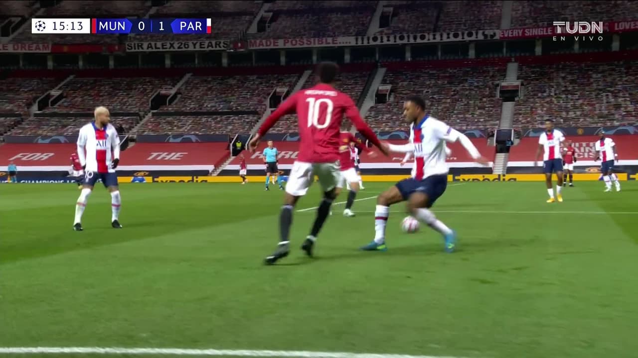 ¡TIRO ATAJADO! disparo por Marcus Rashford.