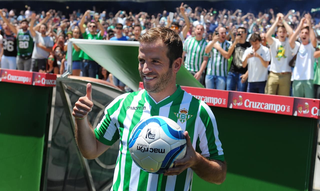 Real Betis, el cuadro verdiblanco vuelve a ser de primera y esperan mantener la categoría con una variedad de fichajes que van desde el holandés van der Vaart hasta el egipcio Amro Tarek. Su objetivo será conseguir más de 25 puntos, cifra con la cual descendieron hace 2 años.