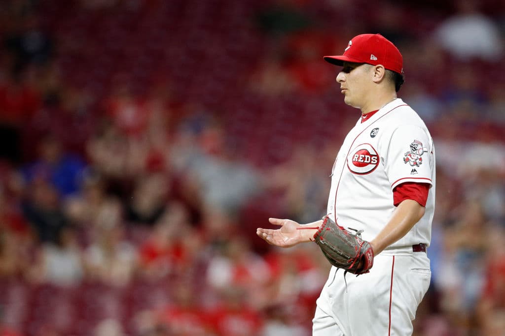 David Hernández (2-4) entregó un boleto al cubano Yasmani Grandal con las bases repletas para que entrara una carrera que colocó a Milwaukee arriba por 4-3, y Yelich le siguió con un sencillo.