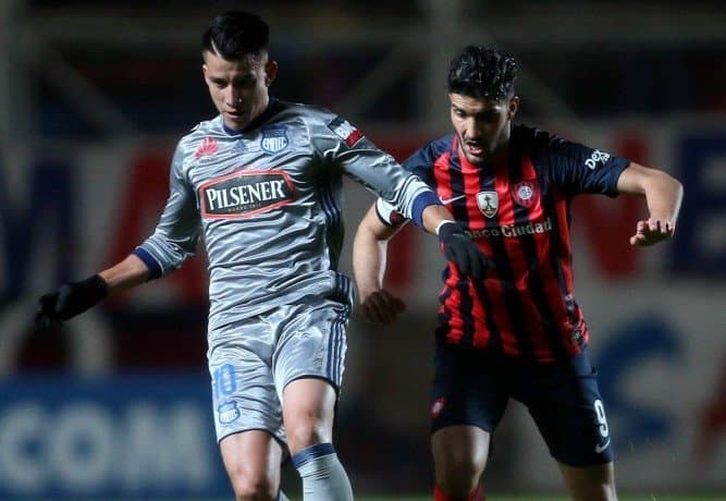Gaibor, con la camiseta de Emelec, en un partido frente a San Lorenzo de Almagro.