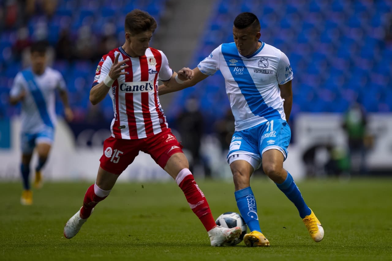 Al minuto 7, el ‘Fideo’ Álvarez metía el primer susto a Nicolás Larcamón tras ser impactado en la espalda por Jesús Piñuelas.