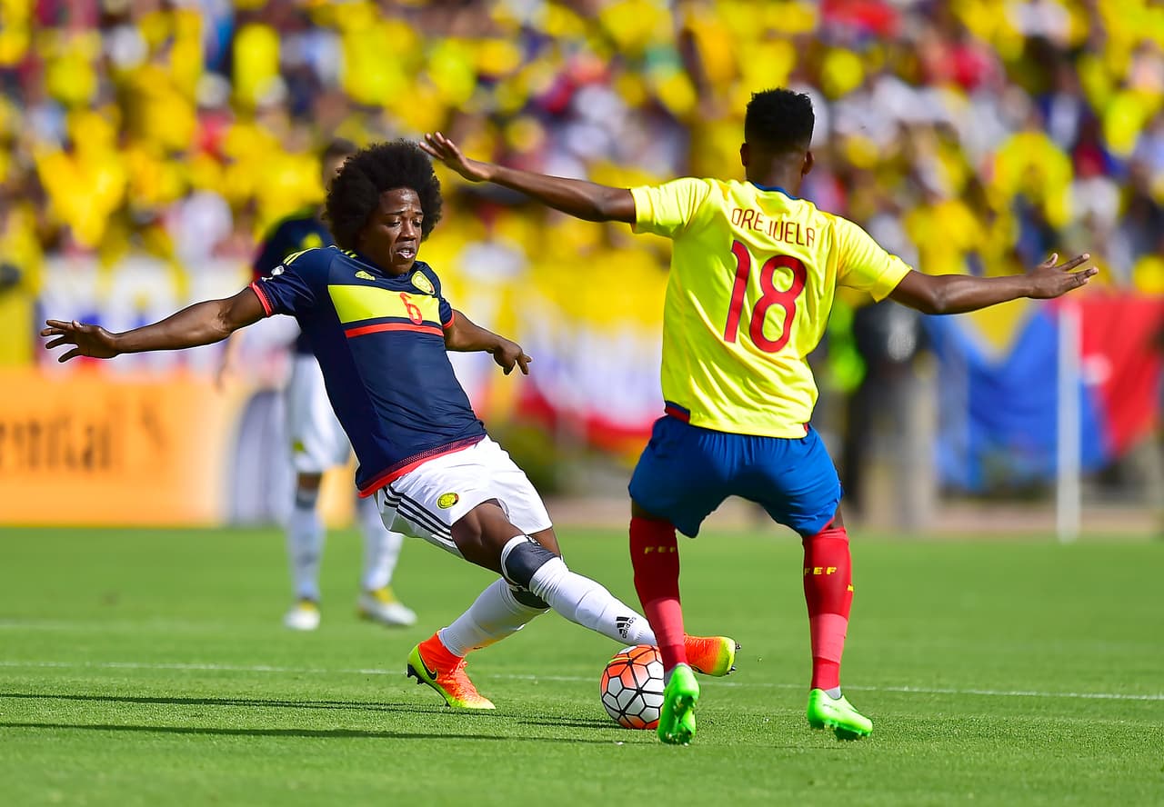 Jefferson Orejuela y la 'Roca' Sánchez en un duelo por la pelota en la mitad del campo del Atahualpa de Quito.