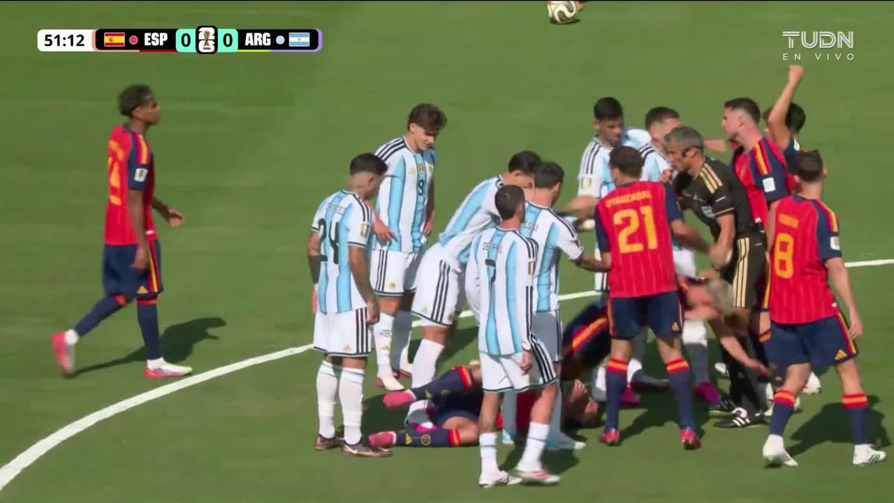 ¡Se calienta la final entre España y Argentina y se arma la bronca así!