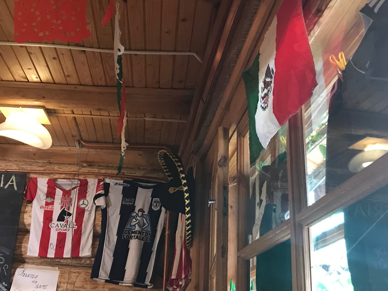 La bandera mexicana ondea en todos los rincones del restaurante que bien podría estar en alguna de las ciudades mexicanas.