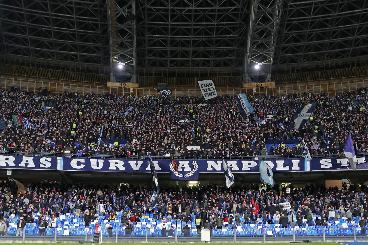 La afición de Napoli haciendo su partido en San Paolo.