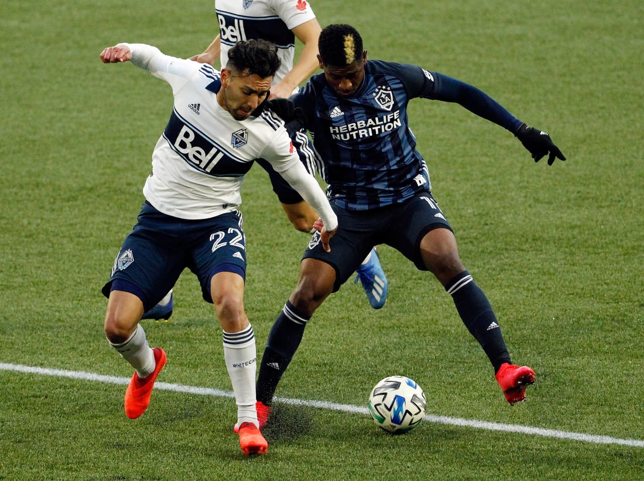 Con doblete de Fredy Montero y gol de Lucas Cavallini, los Vancouver Whitecaps golean 3-0 al LA Galaxy en casa.