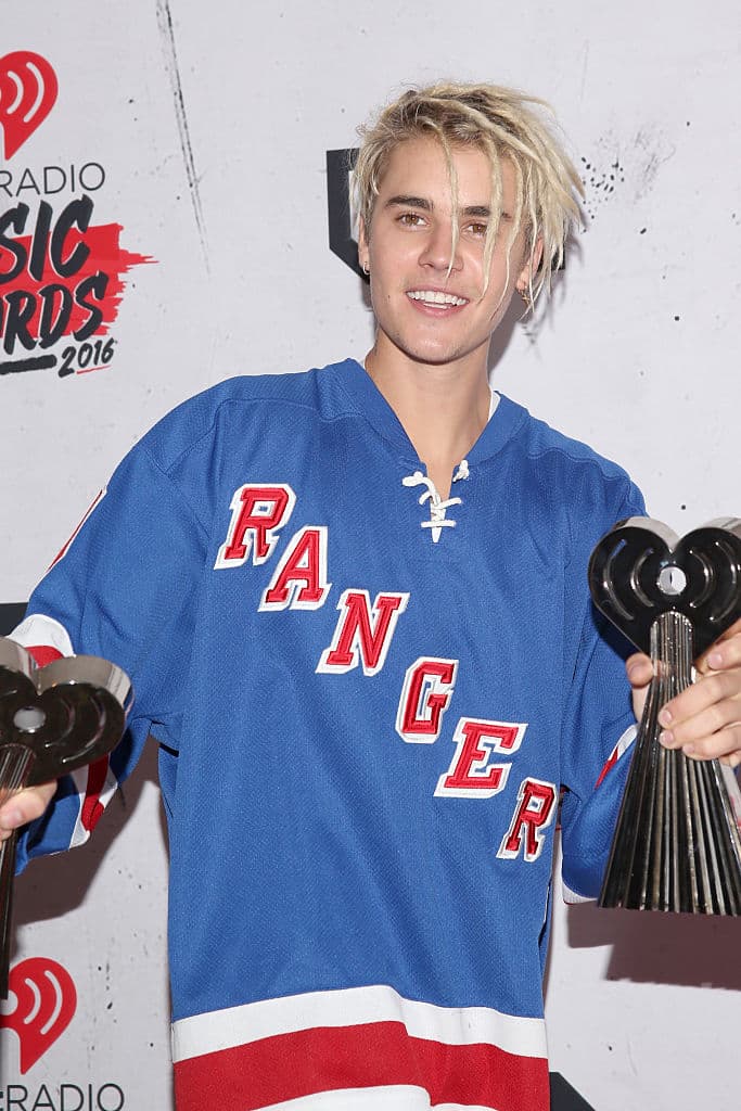 “Era como si tuviera todo este éxito y todavía fuera como: todavía estoy triste, y todavía me duele. Y todavía tengo estos problemas sin resolver. Y pensé que todo el éxito iba a hacer que todo estuviera bien. Así que, para mí, las drogas fueron un anestésico para seguir adelante”, aseguró el artista canadiense.
<br>