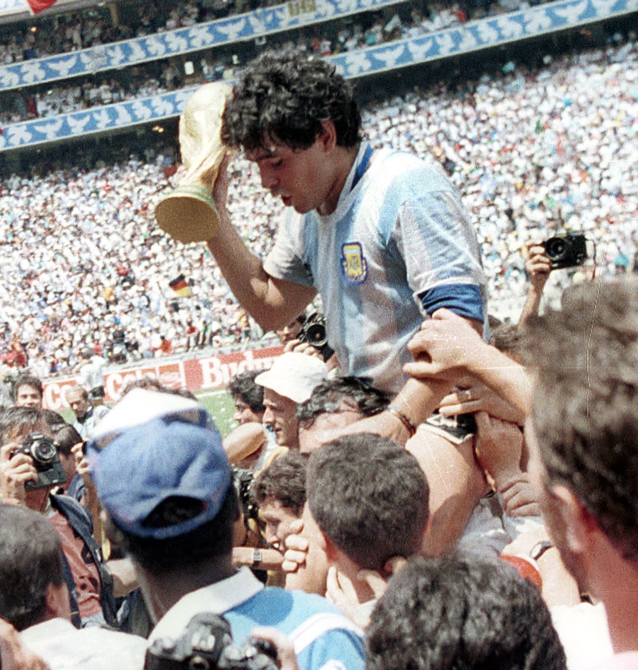 Al final del campeonato todos hablaban de Diego Maradona como el rey del fútbol.