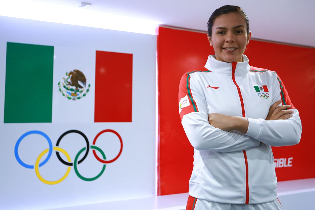 Brianda Tamara Cruz Sandoval, boxeadora, y el uniforme blanco en primer plano.