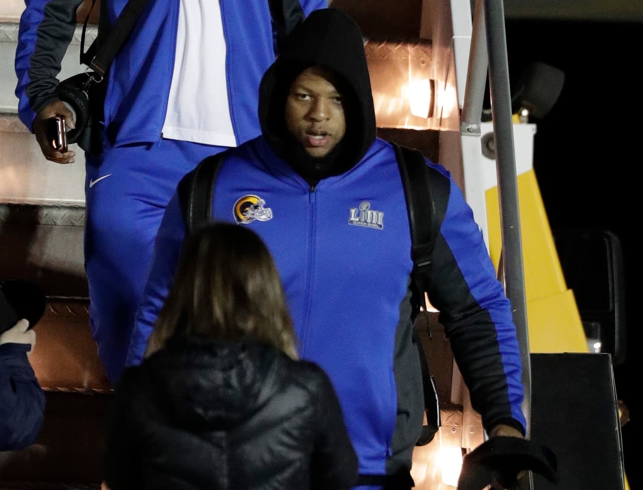 Imágenes del arribo de jugadores de los Rams y los Patriots al Aeorpuerto de Atlanta previo al Super Bowl LIII. Aquí se ve a Ndamukong Suh, temible liniero defensivo.