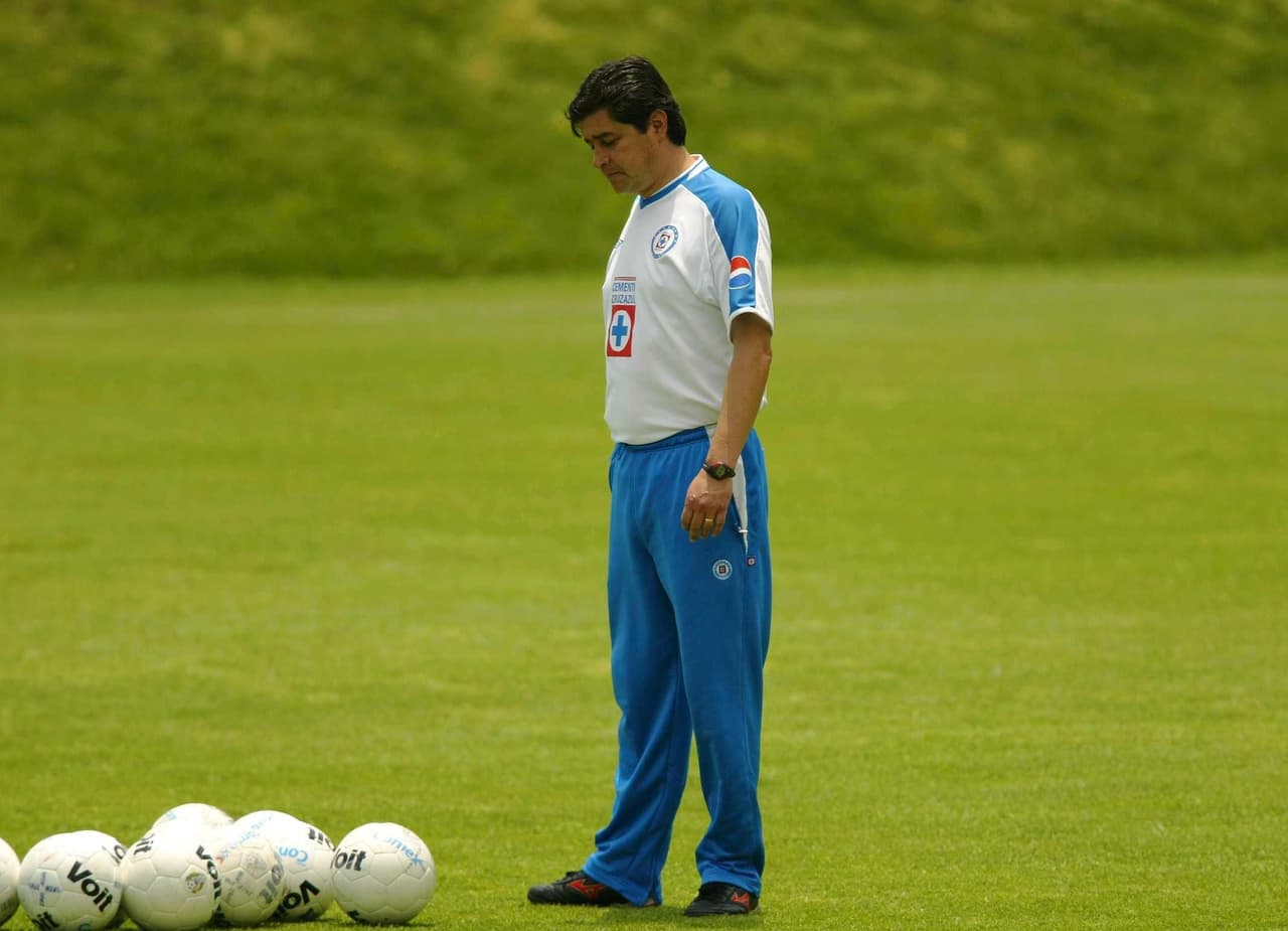 El técnico de ese equipo era Luis Fernando Tena, quien estuvo con el equipo hasta el 25 de marzo del 2000. Se fue sin poder repetir el logro.