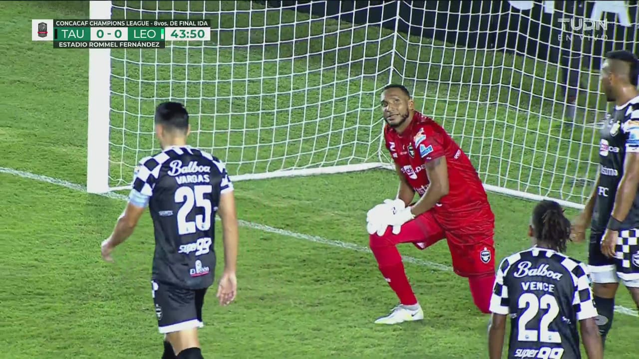 ¡Gran atajada! Hughes se pone la capa de héroe ante Rubio