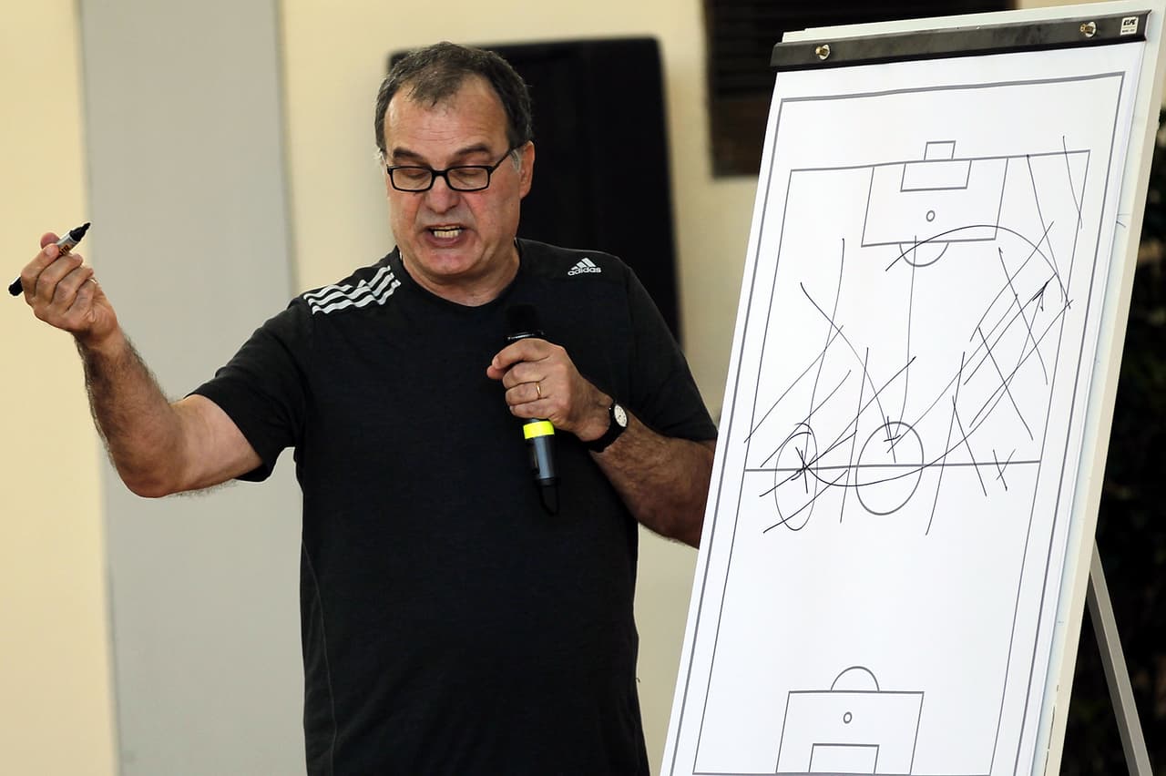 En la actualidad, Bielsa es director técnico del Leeds United, donde es el primer técnico en la historia del club en ganar sus primeros cuatro juegos dirigidos.