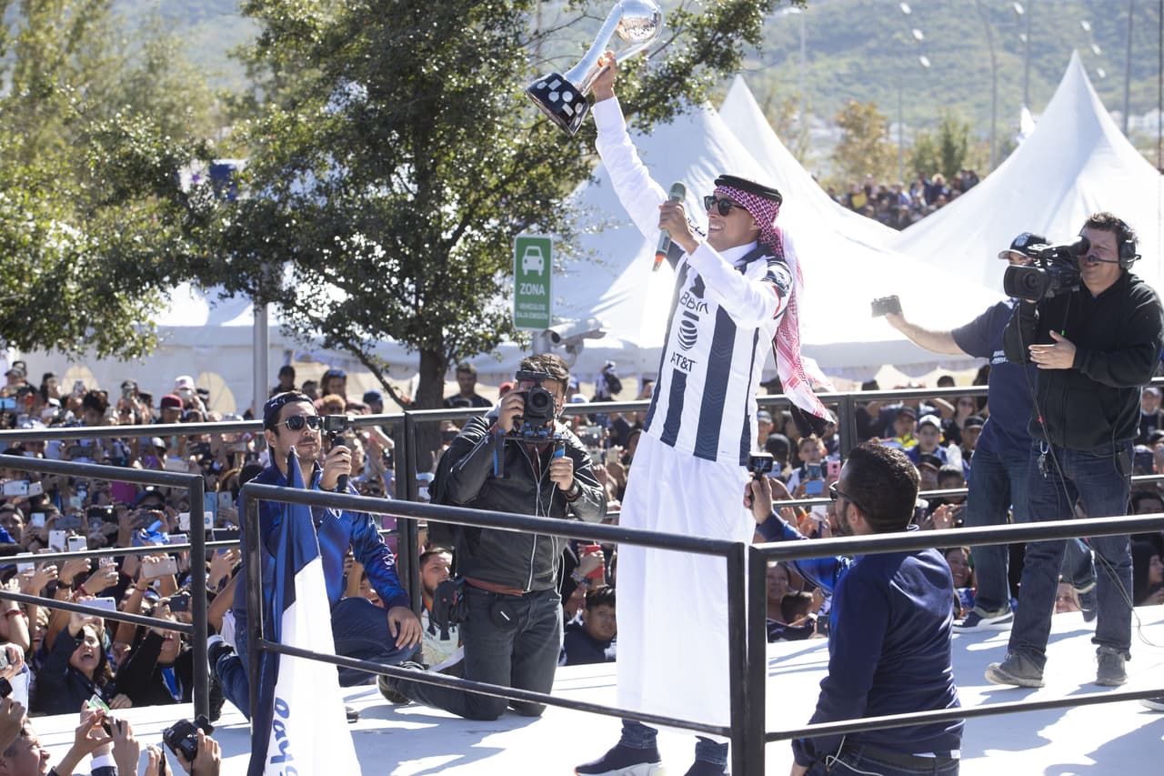 Los Rayados disfrutan del campeonato con su gente en el desfile que congregó a miles de personas desde el Parque Fundidora hasta su estadio.