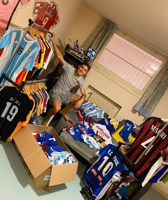 Paulo 'la Joya' Dybala, mostró las camisetas que ha intercambiado en su carrera profesional. Calculó tener unas 350 y mostró algunas de las más emblemáticas de su colección. Aquí hacemos un pequeño recuento.