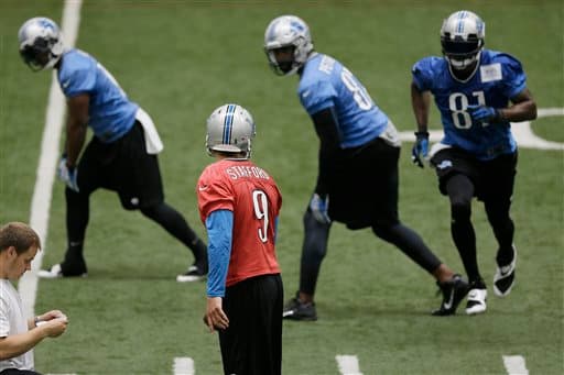 Matthew Stafford practicando con su cuerpo de receptores (AP-NFL).