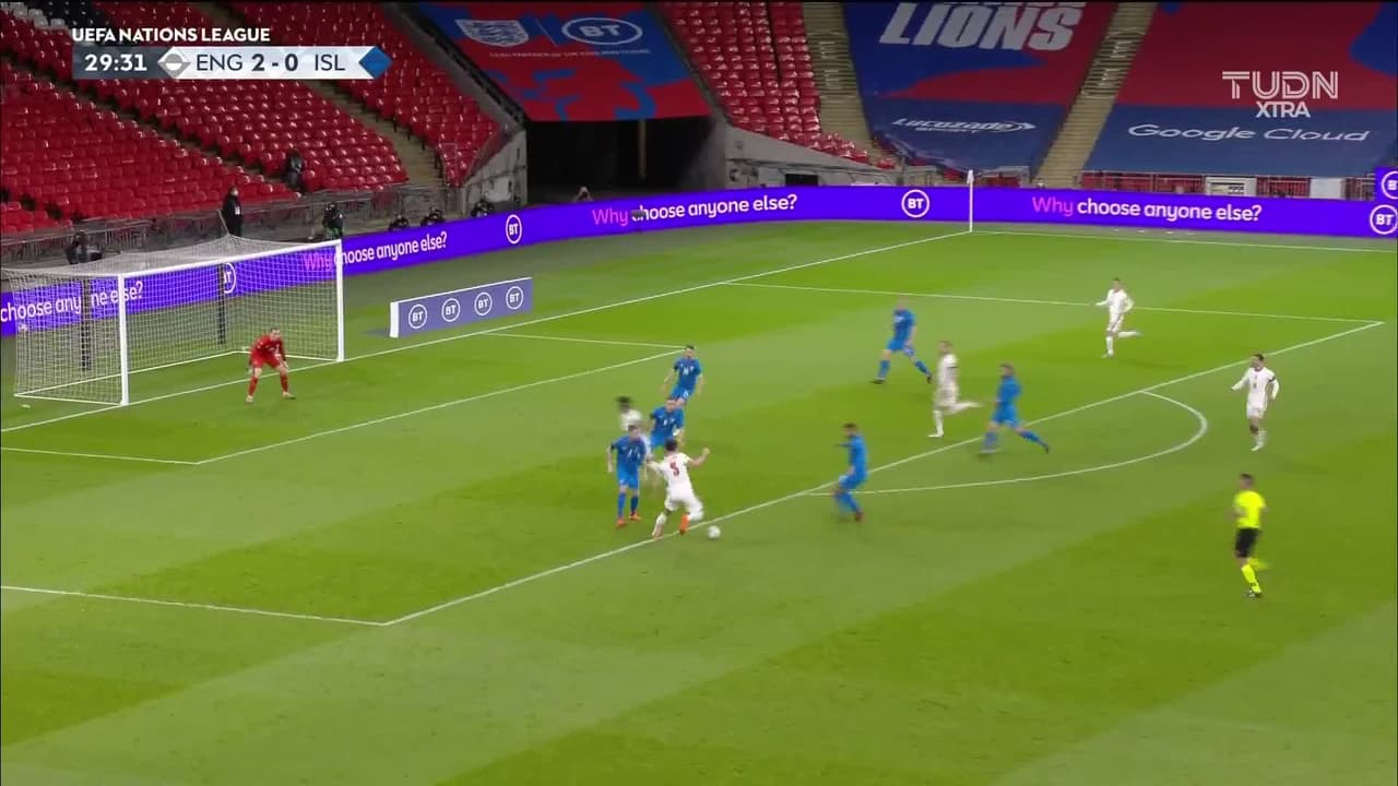 ¡TIRO ATAJADO! disparo por Phil Foden.