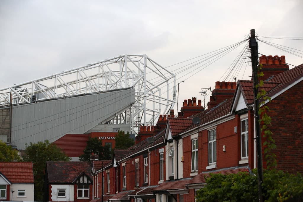 Un costado del llamado 'Teatro de los Sueños' desde la famosa Sir Matt Busby Way, una de las calles que colindan con el inmueble.