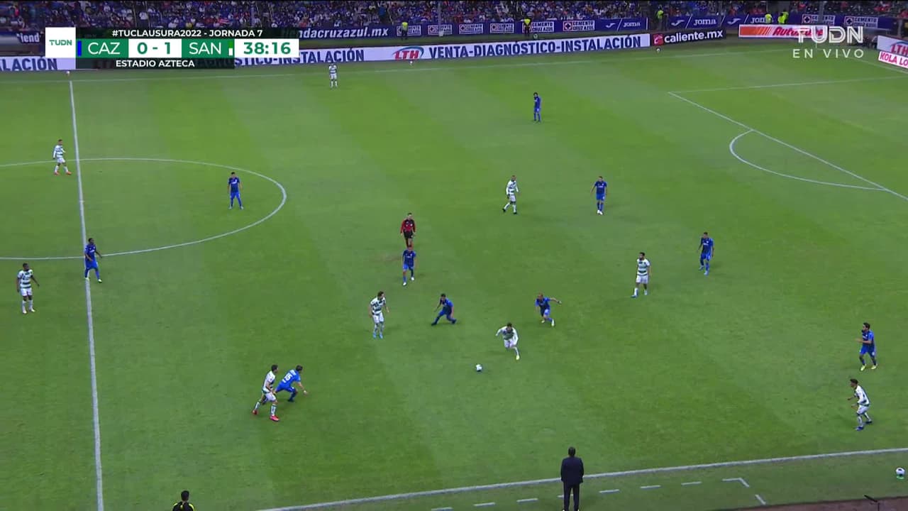 ¡TIRO ATAJADO! disparo por Uriel Antuna.