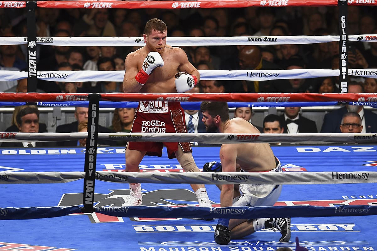Al propinarle cuatro caídas a su rival en el cuadrilatero, Saúl 'Canelo' Álvarez se impuso en solo tres rounds a Rocky Fielding en el Madison Square Garden.