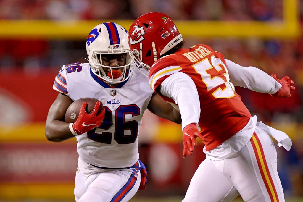 Los Chiefs se metieron nuevamente al partido por el Campeonato de la AFC aal vencer en tiempo extra a los Bills. La actuación de cuatro touchdowns de Patrick Mahomes llevó a Kansas City a ganar 42-36 contra Buffalo, un choque que pasará a la historia.
<br>