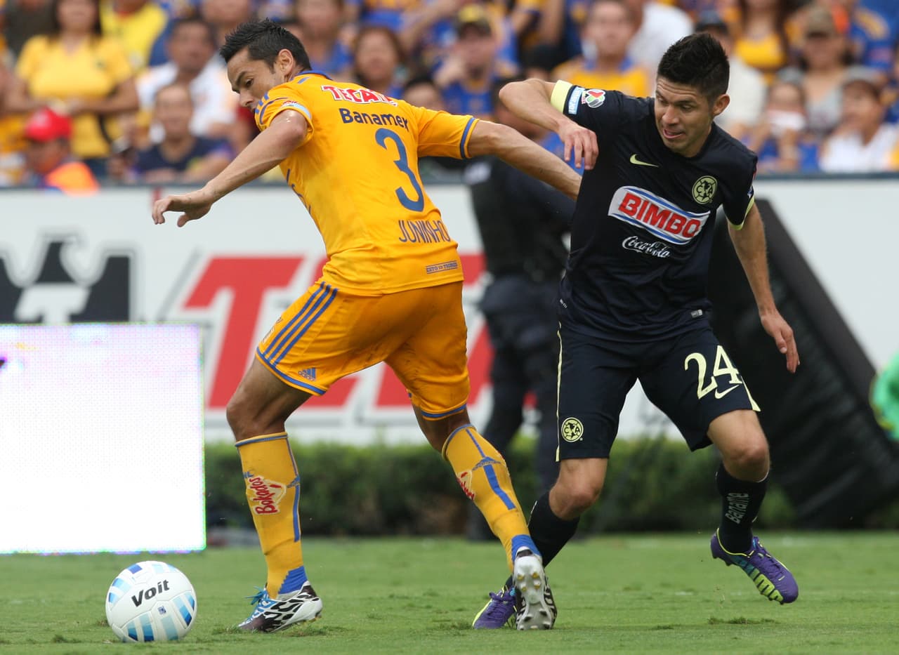 Juninho comenzó en 2002 su carrera profesional en Brasil jugando para el modesto club Coritiba.