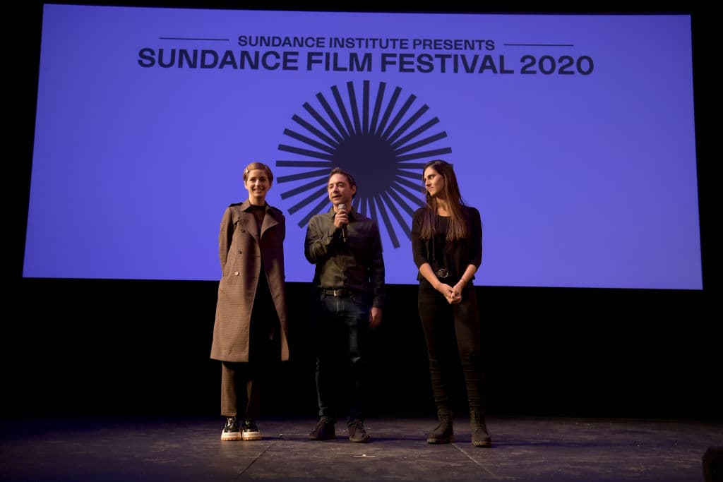 Desesperada por las calles del puerto de Valparaíso, Ema busca nuevos amores para aplacar la culpa.