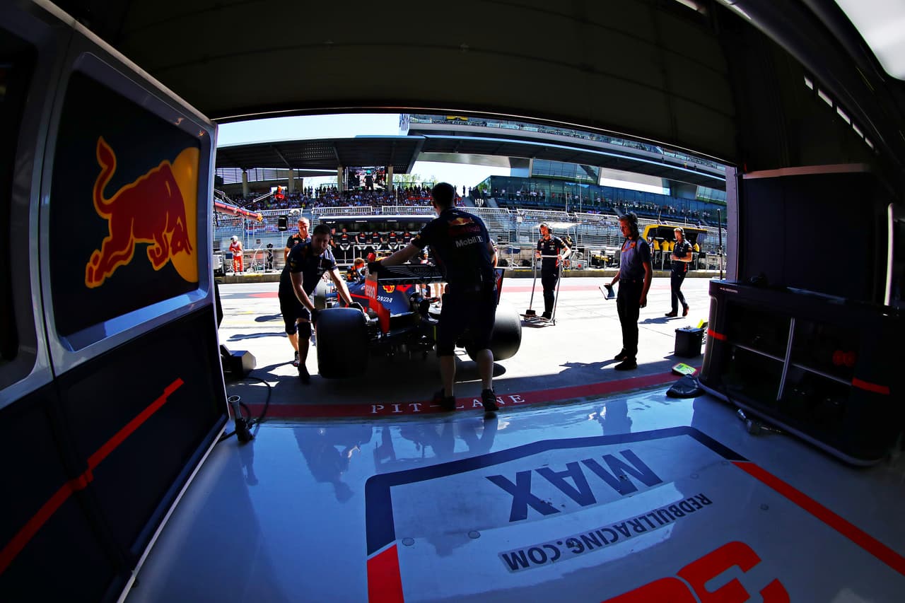 Charles Leclerc consiguió su segunda Pole del año, esta vez en el Red Bull Ring de Austria, superando a Lewis Hamilton y Max Verstppen, quienes completaron el Top 3. Sebastian Vettel sufrió problemas mecánicos por lo que solo le alcanzó para el décimo puesto. Por su parte, Sergio Pérez saldrá en la posición 16.