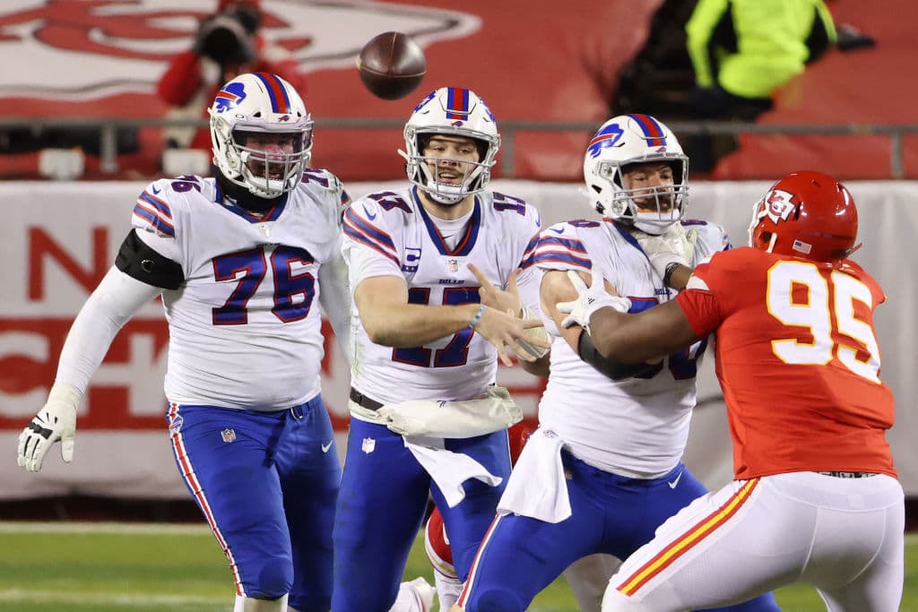 Patrick Mahomes tiene un partido sin errores Kansas City vence 24-38 en casa fente a los Buffalo Bills.