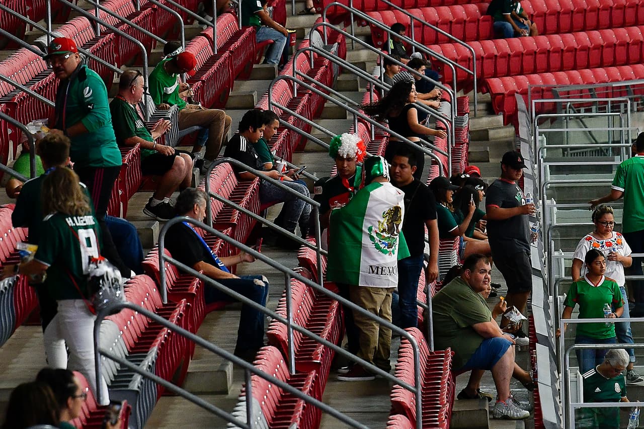 Un gran ambiente era el que estaban cocinando las aficiones de México y Haití previo a su importante partido por la Semifinal de la Copa Oro 2019 en el University of Phoenix Stadium en la ciudad de Glendale, Arizona. Evidentemente la afición del Tri fue una abrumadora mayoría que le dio una tonalidad esmeralda a las gradas de la casa de los Cardinals.