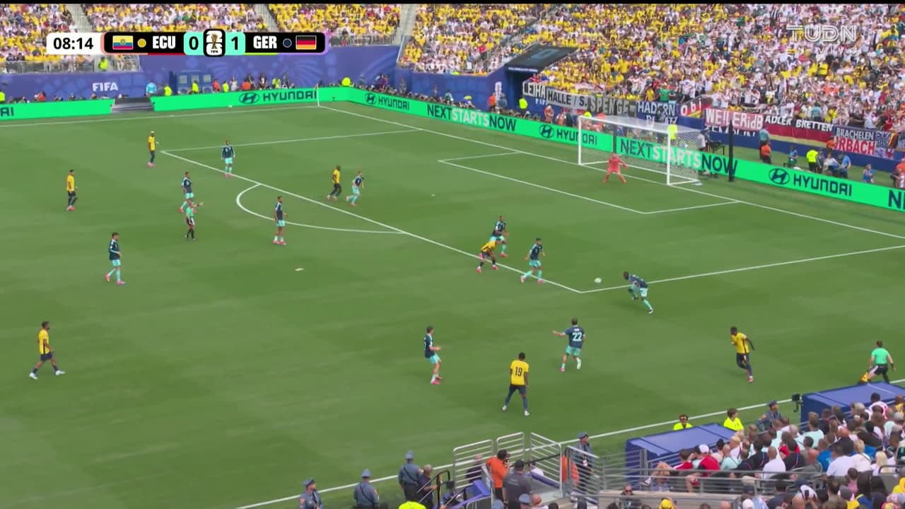 ¡GOL!  anota para Ecuador. Nilson Angulo